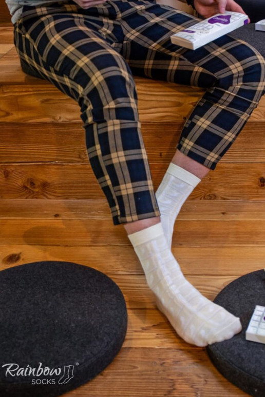 1 Paar farbige Socken in einer Box