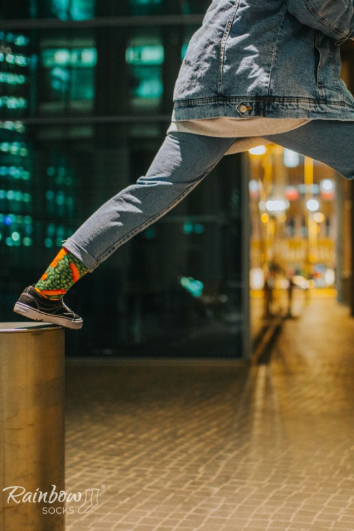 2 Paar farbige Socken in einer Box