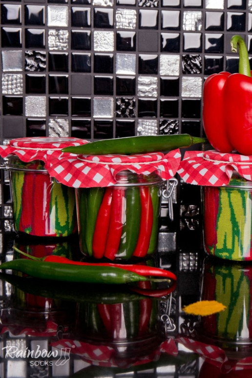 2 Paar farbige Socken in einer Box