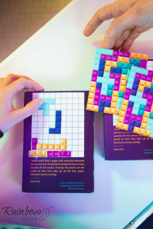 2 Paar farbige Socken in einer Box 2 Paar farbige Socken in einer Box