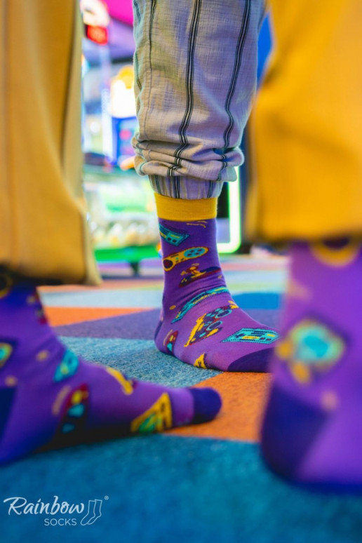 2 Paar farbige Socken in einer Box 2 Paar farbige Socken in einer Box