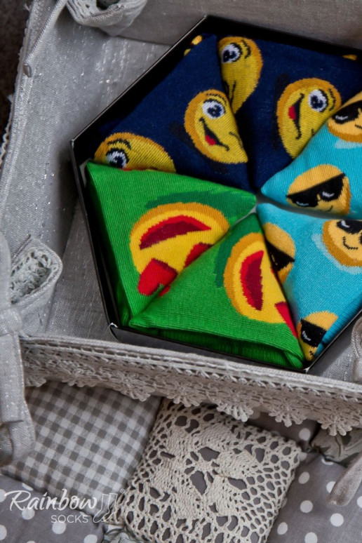 3 Paar farbige Socken in einer Box 3 Paar farbige Socken in einer Box