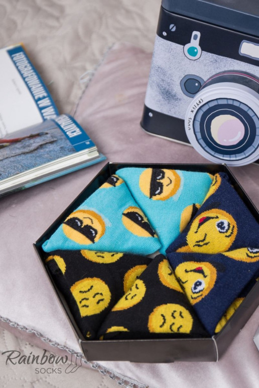 3 Paar farbige Socken in einer Box 3 Paar farbige Socken in einer Box