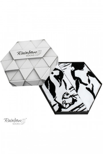 Farbige Socken in einer Box. Schwarz und Weiß, 2 Paar