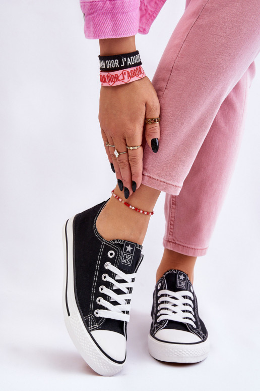 Klassische Freizeitschuhe in schwarzer Farbe mit weißen Sohlen von Ecoma