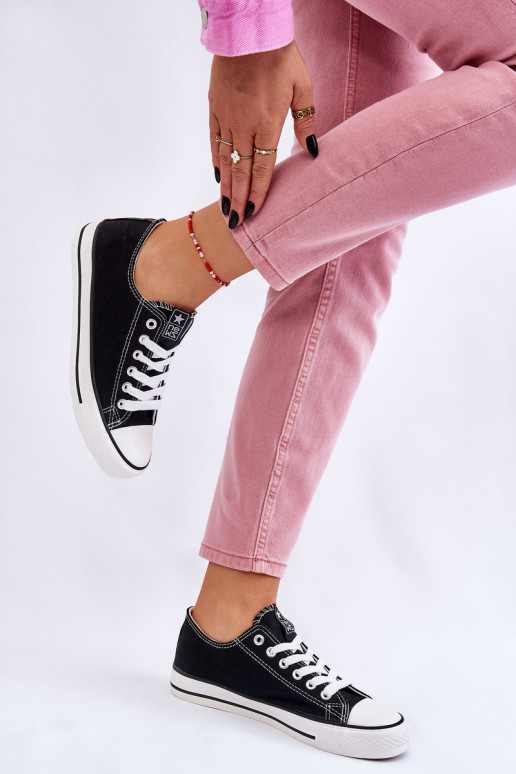 Klassische Freizeitschuhe in schwarzer Farbe mit weißen Sohlen von Ecoma