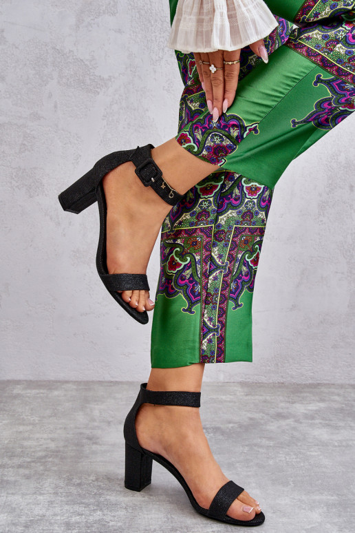 Glänzende Sandalen mit Absatz in Schwarz von Maxim Glänzende Sandalen mit Absatz in Schwarz von Maxim