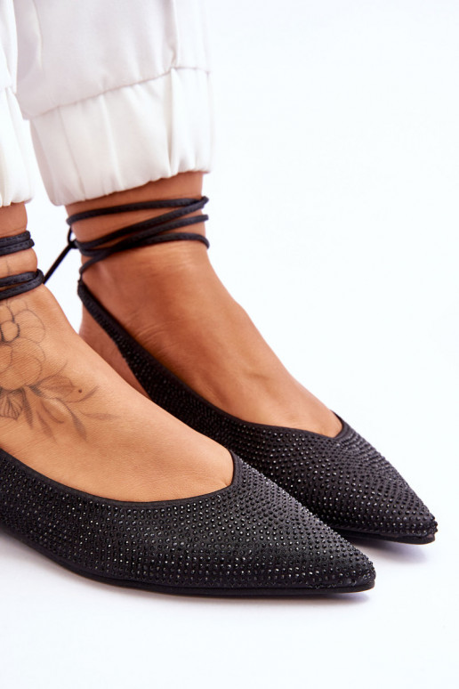 Ballerinas mit Bändern und Nieten in Schwarz von Mavis Ballerinas mit Bändern und Nieten in Schwarz von Mavis