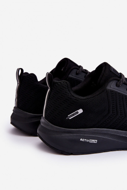 Klassisches Modell von Sportschuhen in der Farbe Schwarz von Matias Klassisches Modell von Sportschuhen in der Farbe Schwarz von Matias