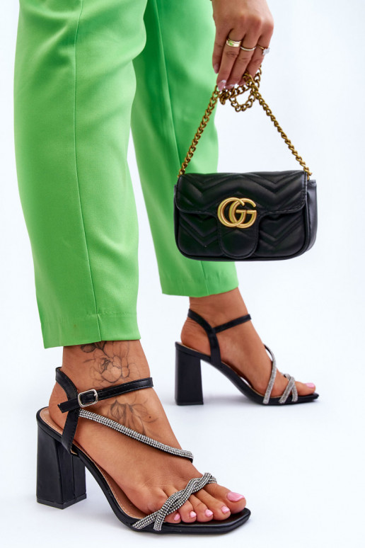 Damen-Sandalen mit glitzernden Ösen und Absatz in der Farbe Schwarz Carlotta