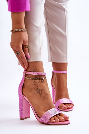 Elegante Sandaletten mit hohen Absätzen und glitzernden Ösen in der Farbe Idealistic Pink