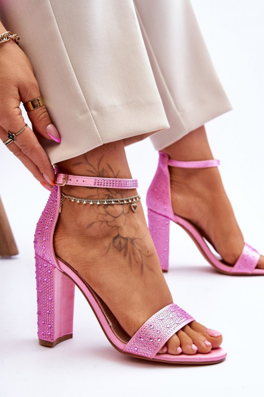 Elegante Sandaletten mit hohen Absätzen und glitzernden Ösen in der Farbe Idealistic Pink Elegante Sandaletten mit hohen Absätzen und glitzernden Ösen in der Farbe Idealistic Pink