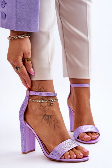 Elegante Sandaletten mit glitzernden Ösen in der Farbe Violett Idealistic