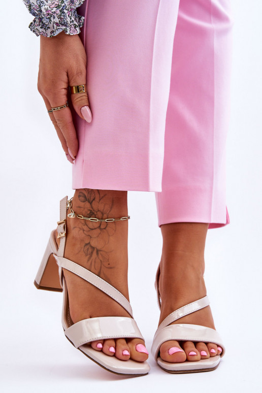 Beigefarbene Carrie-Sandale mit Lackledereffekt