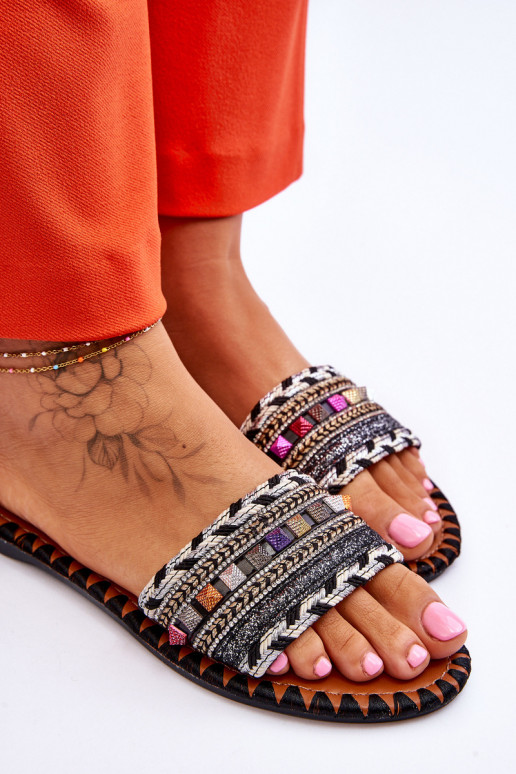 Verzierte Hausschuhe in der schwarzen Farbe Bellisa Verzierte Hausschuhe in der schwarzen Farbe Bellisa