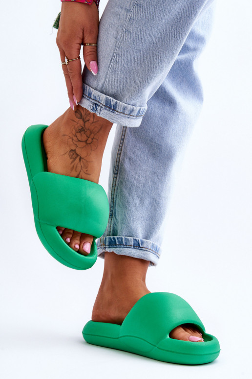 Leichte Hausschuhe mit vergoldeter Sohle in grünem Milton