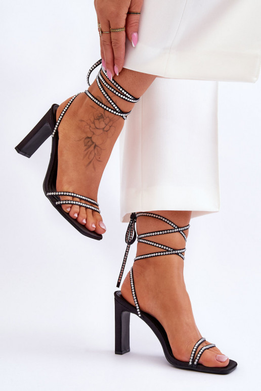 Elegante Schnürsandalen mit Nieten in der schwarzen Farbe Nessy
