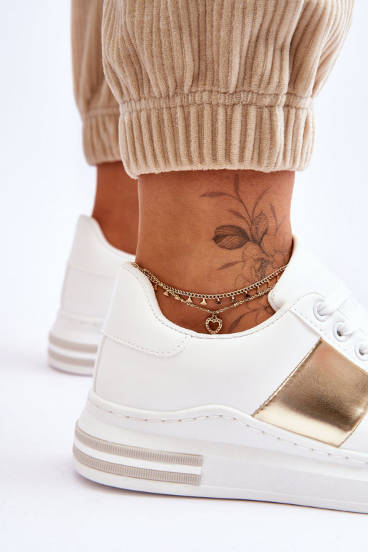 Klassisches Modell von Sportschuhen in weiß-goldener Farbe Follow Me Klassisches Modell von Sportschuhen in weiß-goldener Farbe Follow Me