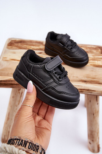 Kindersportschuhe des klassischen Modells in der schwarzen Farbe Marlin