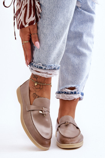 Klassisches Damenmokassinmodell in der grauen Farbe Cortez