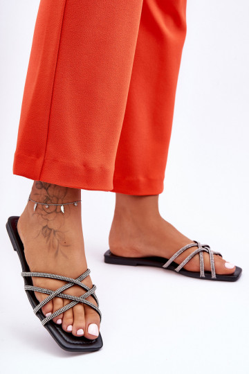 Hausschuhe mit Riemen in schwarzer Farbe Leomi