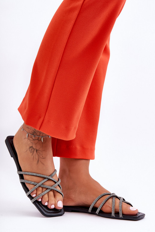 Hausschuhe mit Riemen in schwarzer Farbe Leomi Hausschuhe mit Riemen in schwarzer Farbe Leomi