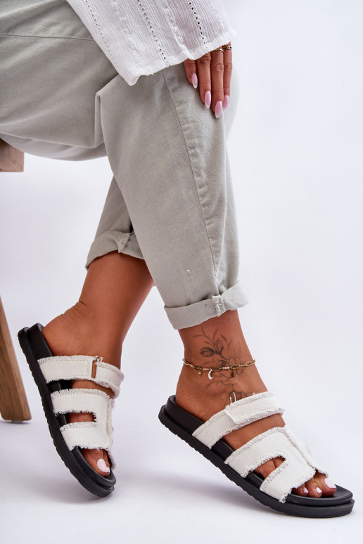 Hausschuhe mit Klebeverschlüssen in der weißen Farbe Lamirose Hausschuhe mit Klebeverschlüssen in der weißen Farbe Lamirose