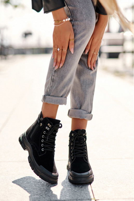 Gewärmte Damenstiefel aus Wildleder in der Farbe Schwarz von Jailina Gewärmte Damenstiefel aus Wildleder in der Farbe Schwarz von Jailina