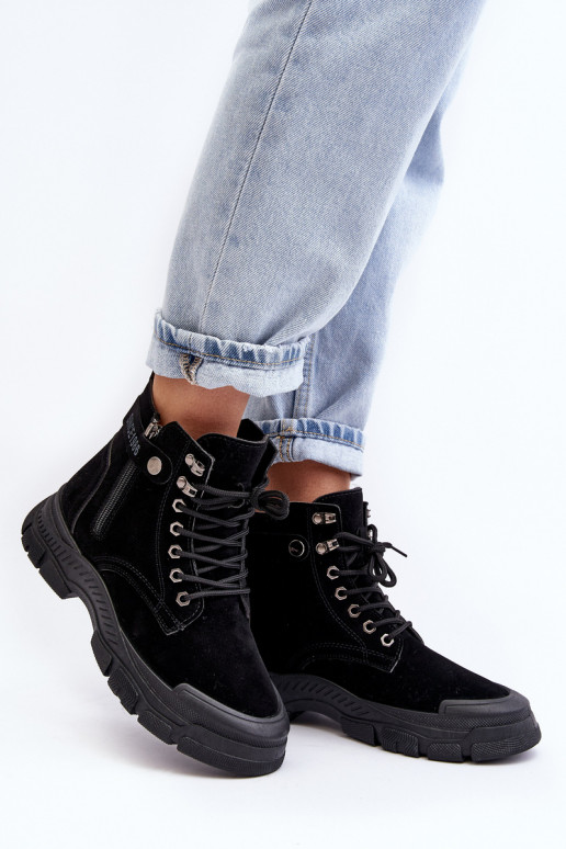 Gewärmte Damenstiefel aus Wildleder in der Farbe Schwarz von Jailina Gewärmte Damenstiefel aus Wildleder in der Farbe Schwarz von Jailina