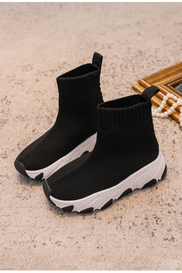 mit sockenartigen Schuhen. Kinder-Sneaker in der Farbe Schwarz und Weiß von Zaelin