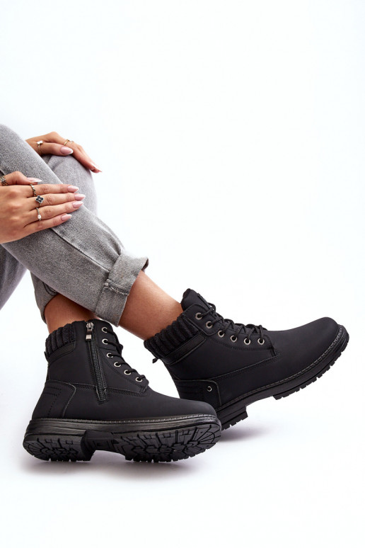 Die Stiefel sind in der schwarzen Farbe Katalis isoliert