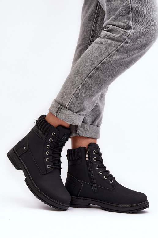 Die Stiefel sind in der schwarzen Farbe Katalis isoliert