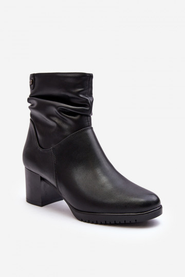 Stiefel mit schwarzen Absätzen von Liriam