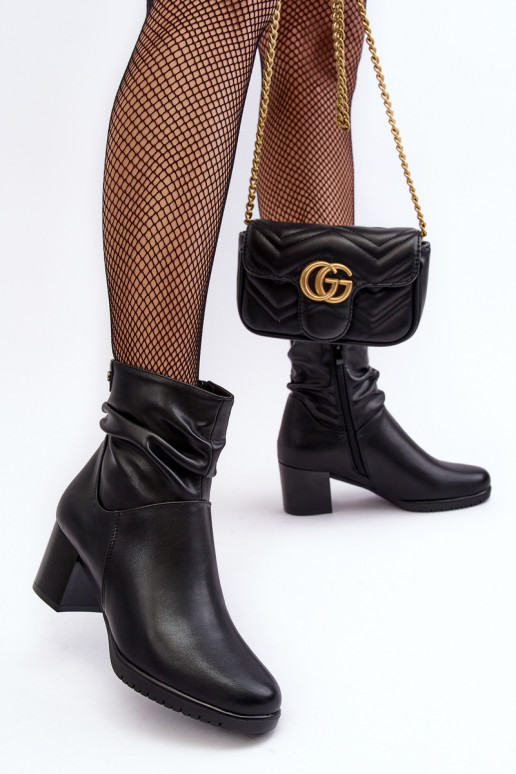 Stiefel mit schwarzen Absätzen von Liriam Stiefel mit schwarzen Absätzen von Liriam