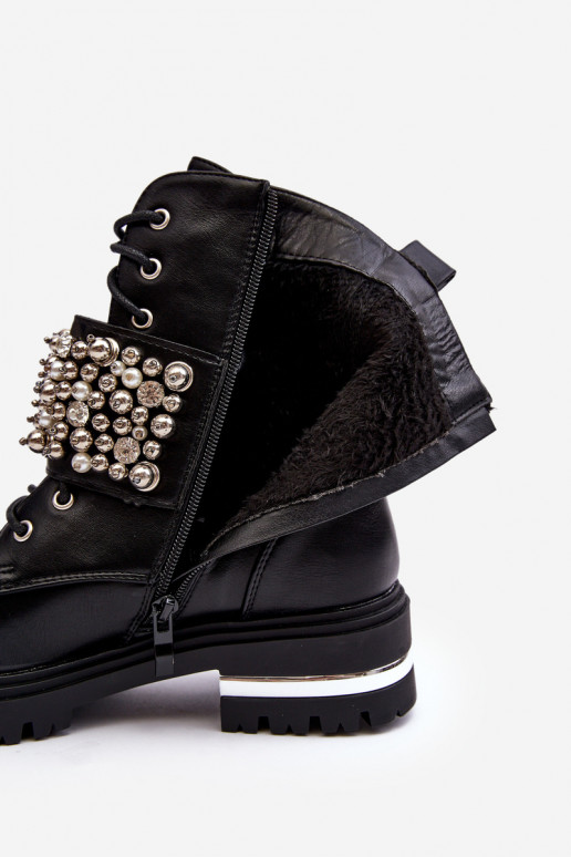 Beheizte Stiefel. Verziert in schwarzer Farbe. Lennen