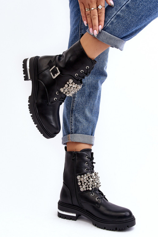 Beheizte Stiefel. Verziert in schwarzer Farbe. Lennen