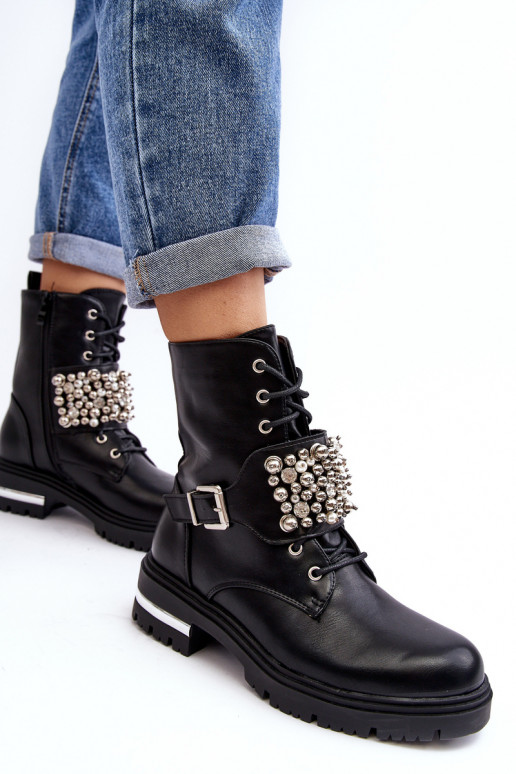 Beheizte Stiefel. Verziert in schwarzer Farbe. Lennen