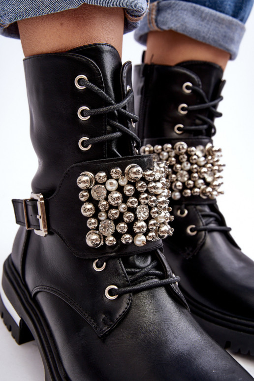 Beheizte Stiefel. Verziert in schwarzer Farbe. Lennen