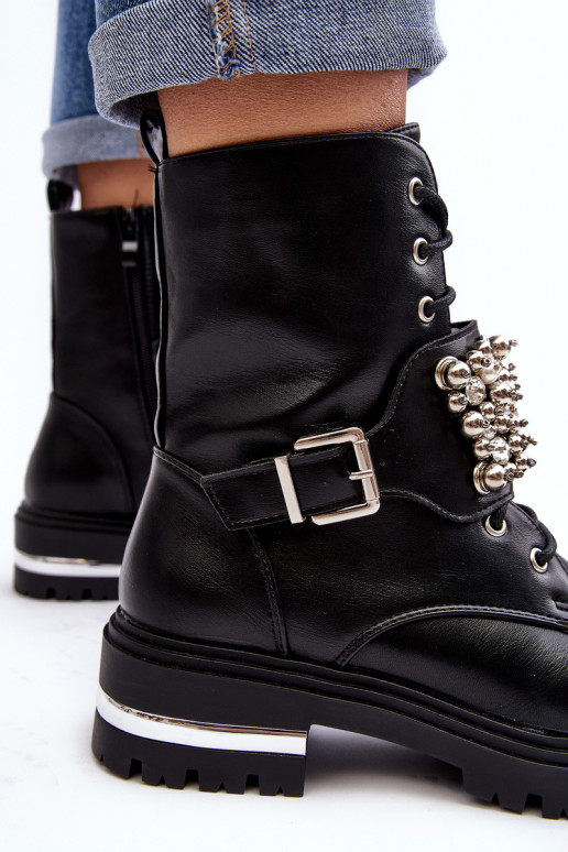 Beheizte Stiefel. Verziert in schwarzer Farbe. Lennen