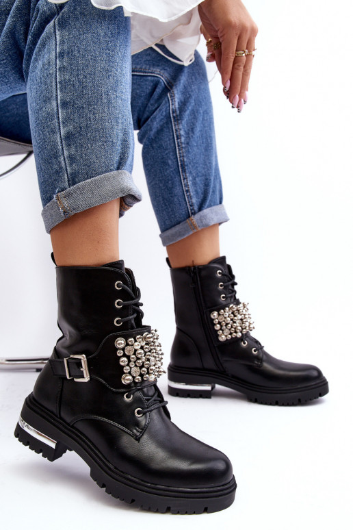 Beheizte Stiefel. Verziert in schwarzer Farbe. Lennen