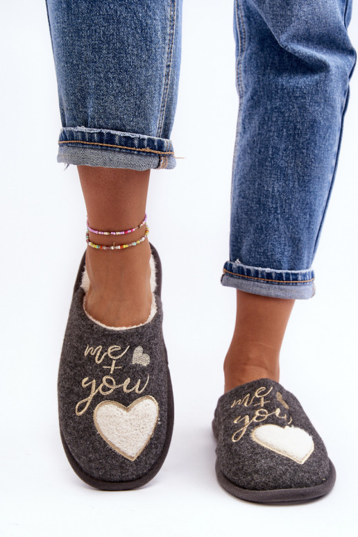 Mabira, ein klassisches Modell, wird durch ein kräftiges Modell in grauer Farbe aufgewärmt Mabira, ein klassisches Modell, wird durch ein kräftiges Modell in grauer Farbe aufgewärmt