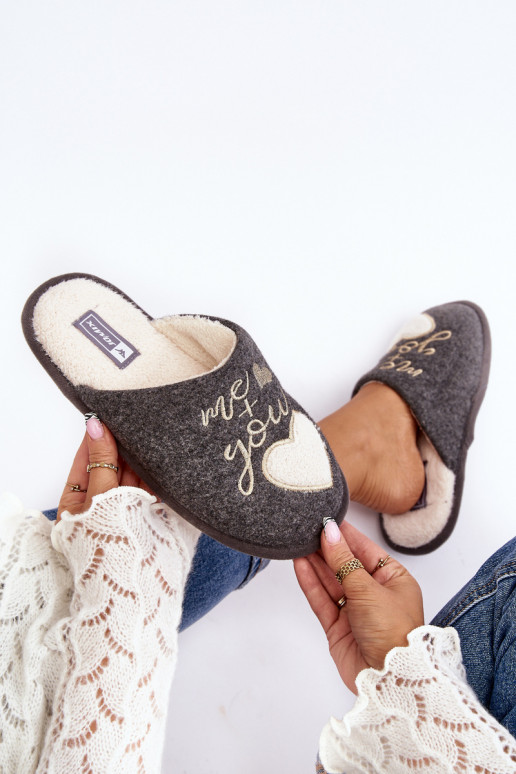 Mabira, ein klassisches Modell, wird durch ein kräftiges Modell in grauer Farbe aufgewärmt Mabira, ein klassisches Modell, wird durch ein kräftiges Modell in grauer Farbe aufgewärmt