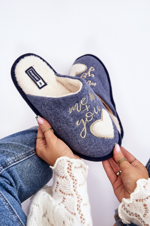 Mabira, ein klassisches Modell, wird durch ein kräftiges Modell in blauer Farbe aufgewärmt Mabira, ein klassisches Modell, wird durch ein kräftiges Modell in blauer Farbe aufgewärmt