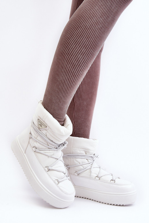 Schneestiefel mit Plateau und stilvollen Details in der weißen Farbe Fleure Schneestiefel mit Plateau und stilvollen Details in der weißen Farbe Fleure