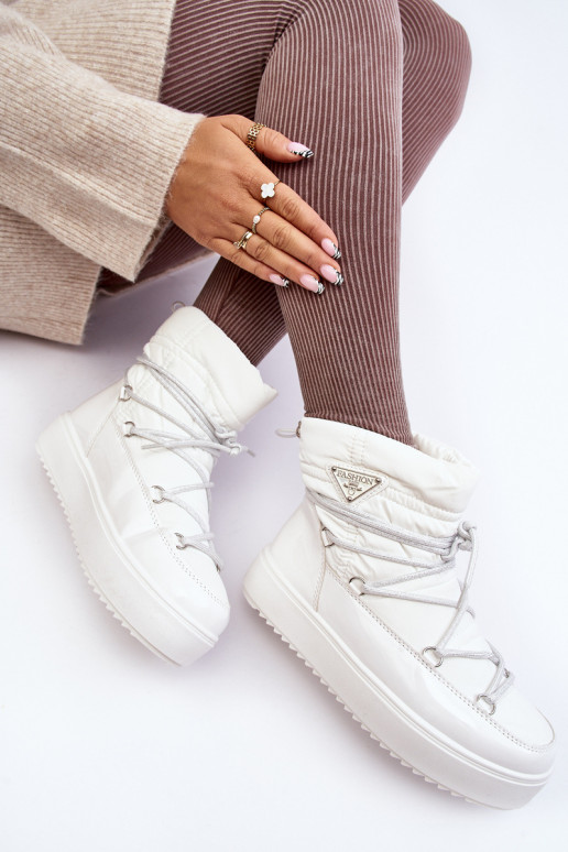 Schneestiefel mit Plateau und stilvollen Details in der weißen Farbe Fleure Schneestiefel mit Plateau und stilvollen Details in der weißen Farbe Fleure