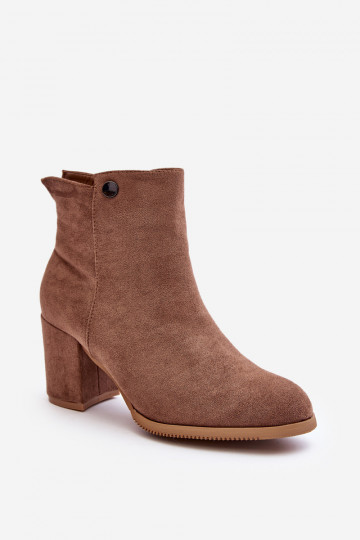 Aus Wildleder. Braune Selela-Stiefel für Damen