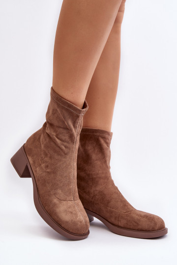 Damenstiefel mit niedrigem Absatz in der braunen Farbe Aphroteia