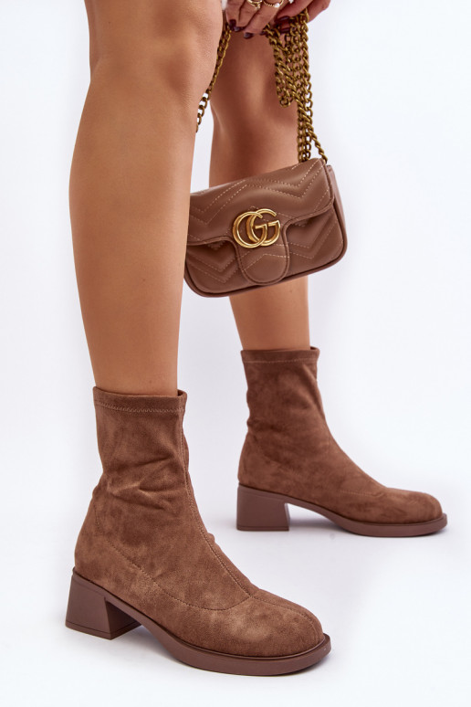 Damenstiefel mit niedrigem Absatz in der braunen Farbe Aphroteia