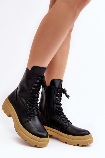 schwarze Stiefel im Iran