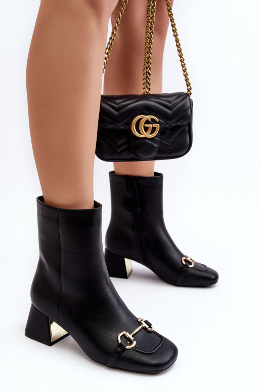 Stiefeletten mit Absatz und Ornamenten in Schwarz von Adinah Stiefeletten mit Absatz und Ornamenten in Schwarz von Adinah